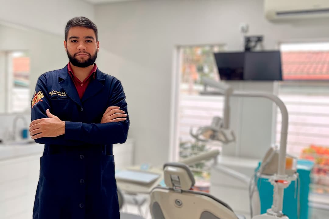 Dentista parceiro Linecorrect em seu consultório